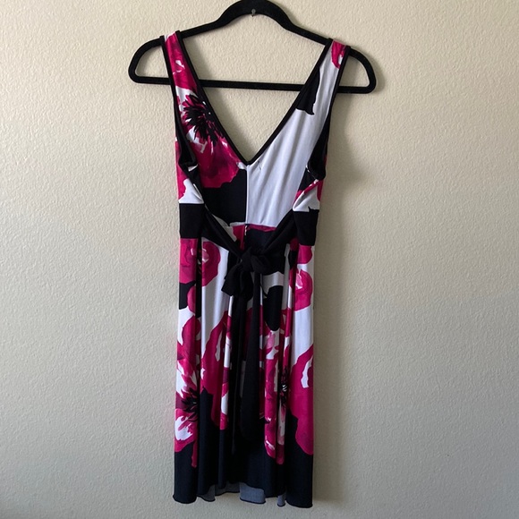 Trixxi Floral V neck Dress - Picture 2 of 4